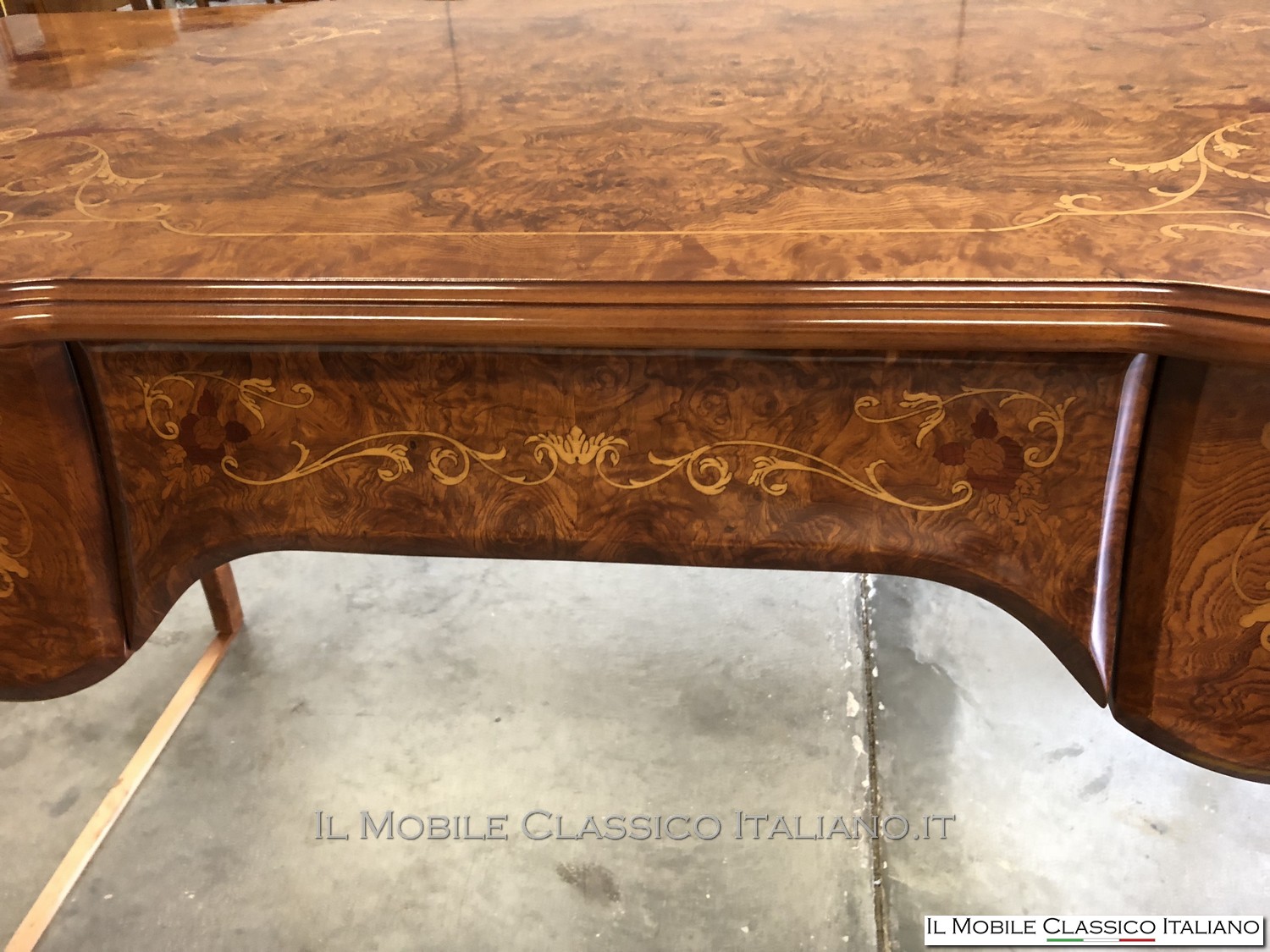 scrivania classica elegante in legno massello artigianale